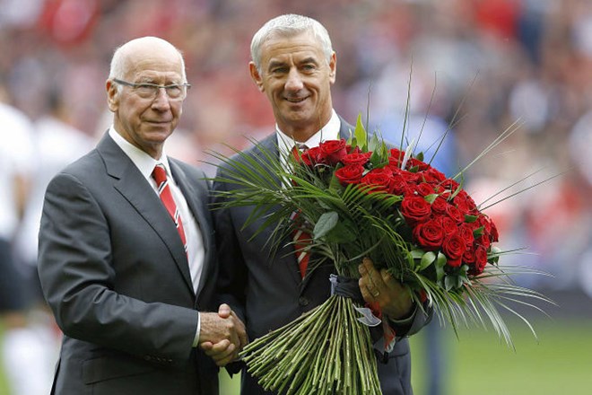 Preds tekmo sta se rokovali klubski legendi Bobby Charlton in Ian Rush.