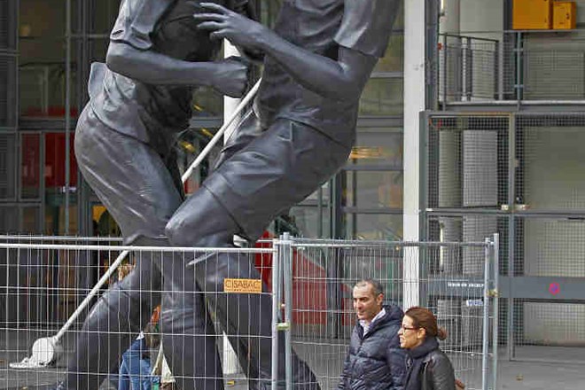 Zidanov napad na Materazzija sedaj prikazuje tudi petmetrski kip v Parizu