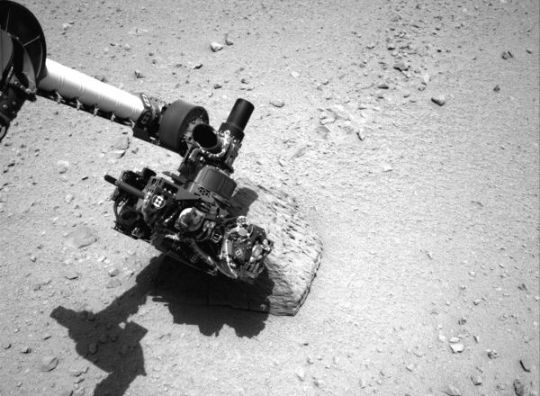 Prva fotografija Curiositijeve "roke" v akciji. Posneli so jo kmalu po pristanku roverja 5. avgusta letos.