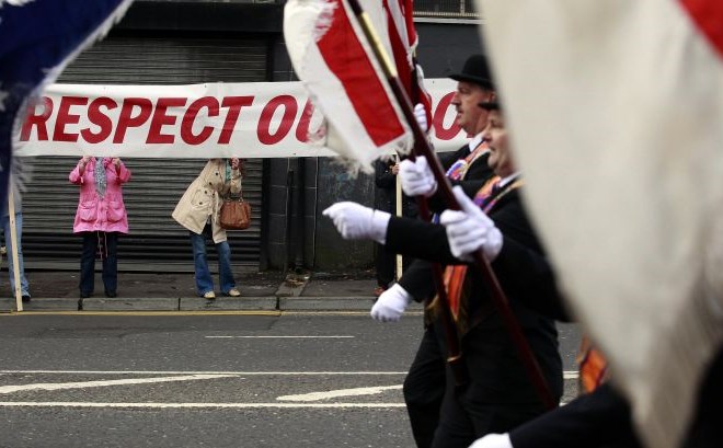 Foto: Protestanti ob stoti obletnici sporazuma na množični paradi v Belfastu