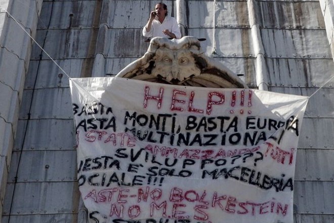 Foto: Italijan splezal na streho Bazilike svetega Petra in razprl protestni transparent