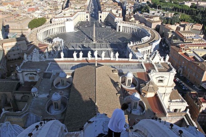 Foto: Italijan splezal na streho Bazilike svetega Petra in razprl protestni transparent