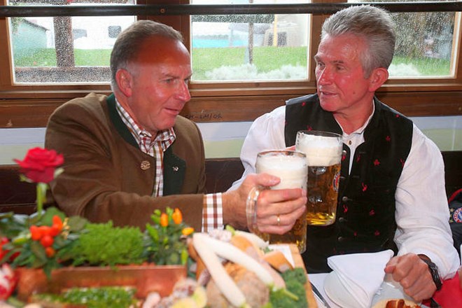 Nazdravila sta tudi izvršni direktor Bayerna Karl-Heinz Rummenigge (levo) in trener Bavarce Jupp Heynckes.