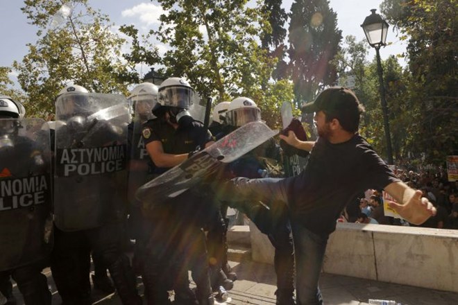 Foto: Na ulicah Aten protestiralo 70.000 ljudi; izbruhnili so neredi