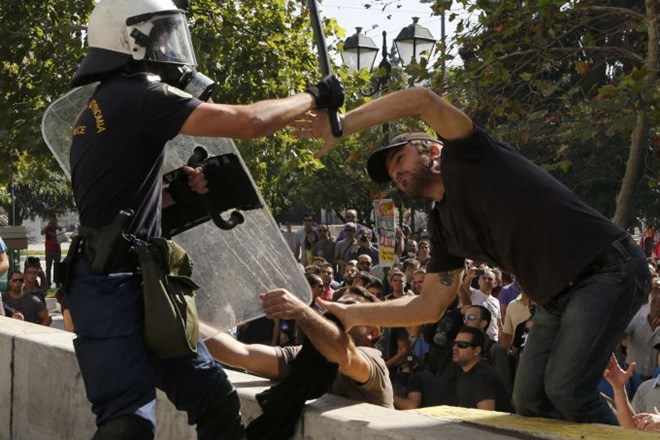 Foto: Na ulicah Aten protestiralo 70.000 ljudi; izbruhnili so neredi