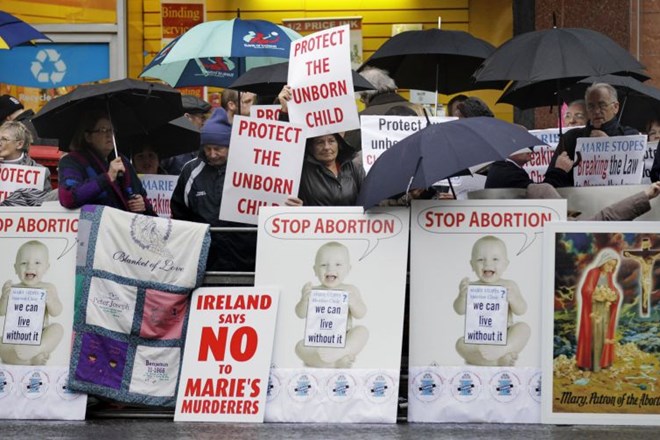 Protesti ob odprtju prve irske klinike za splave