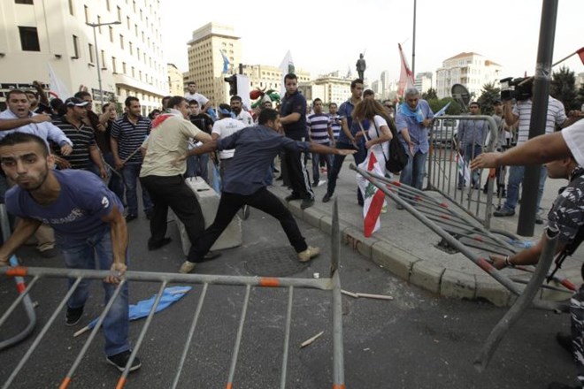 "Mikati, izgini!": Protestniki pred vladno palačo, policija odgovorila s streli in solzivcem