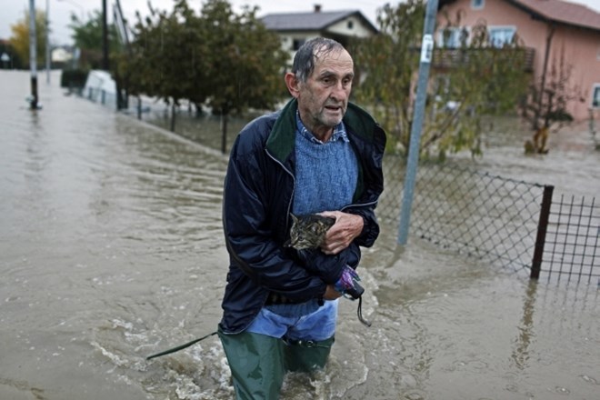 Reke, ki so prestopile bregove, so spravile mnoge Slovence v obup. V Dogošah je voda segala do kolen. (foto: Jaka Gasar)