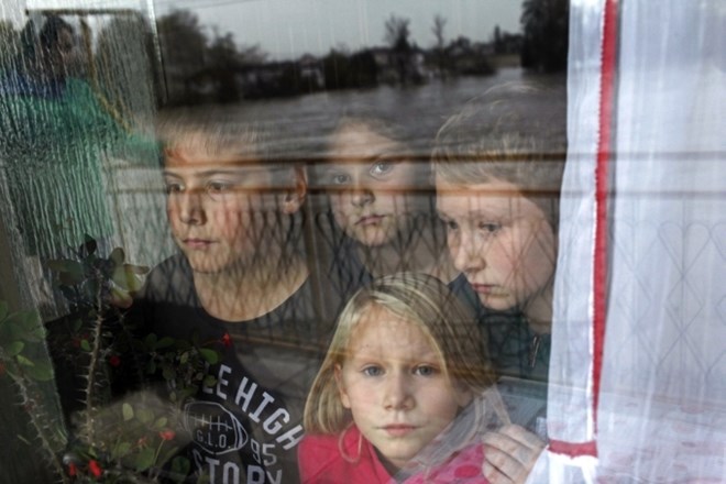Zaskrbljeni pogled otrok v Malečniku. (foto: Jaka Gasar)
