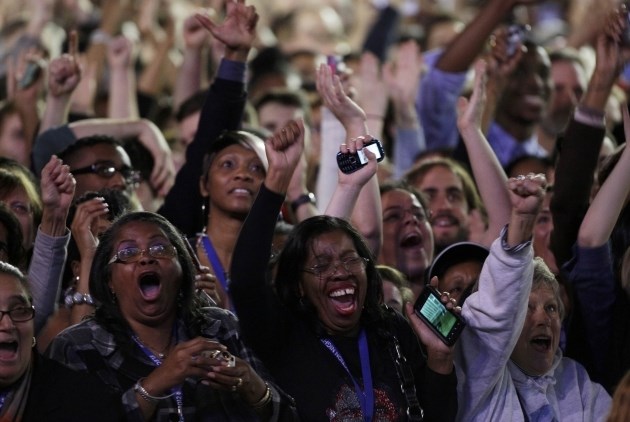 Obamovi podporniki v Chicagu so navdušeni pri vsaki novi zvezni državi, kjer mu je napovedana zmaga. (Foto: Reuters)