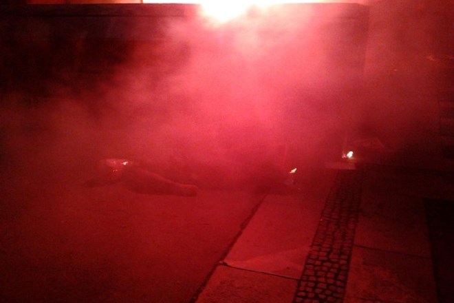 Demonstranti so zažgali kartonasto lutko Franca Kanglerja (Foto: Aljaž Potočnik). 
