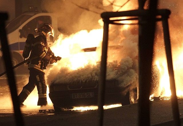 Francoski gasilci so imeli na najdaljšo noč v letu polne roke dela. (foto: Reuters) 