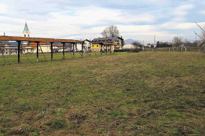 Šele s sprejemom občinskega prostorskega načrta leta 2010 je zemljišče, ki si ga lastijo košarkar Vlado Ilievski, glasbenik...
