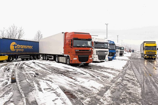 Ob sneženju se vselej govori tudi o prepoznem izločanju tovornjakov iz prometa, a avstrijski primer dobre prakse dokazuje, da...