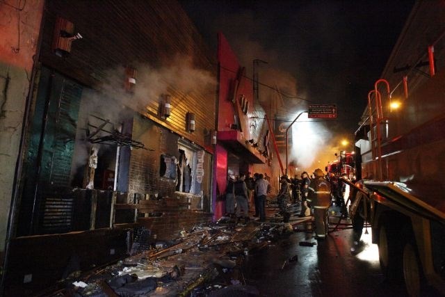 Požar se je sinoči pripetil v enem od nočnih klubov v Braziliji. (Foto: Reuters) 