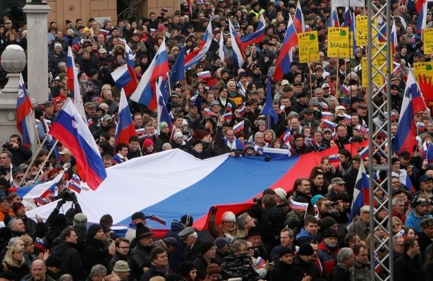 Na Kongresnem trgu so razprli veliko slovensko zastavo.  Foto: Tomaž Skale 