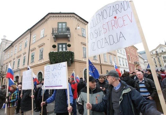 S transparenti so udeleženci shoda ZZR Janeza Janšo pozivali, naj reši Slovenijo.  Foto: Tomaž Skale 