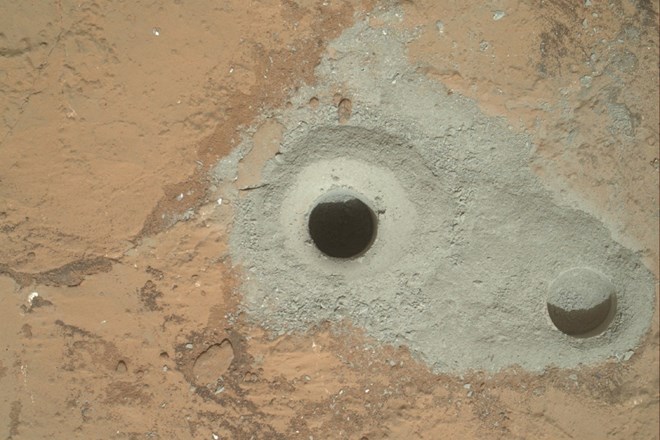 Poskusna in globlja vrtina, iz katere je Curiosity vzel prve vzorce kamna na Marsu.  Reuters 