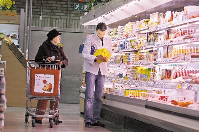 Na  Inštitutu za nutricionistiko potrošnikom svetujejo predvsem skrbno branje oznak na živilih. 