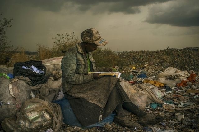 Ameriški fotograf Micah Albert je aprila lani ujel pobiralko smeti iz Nairobija, ki si je med dežjem vzela trenutek odmora....