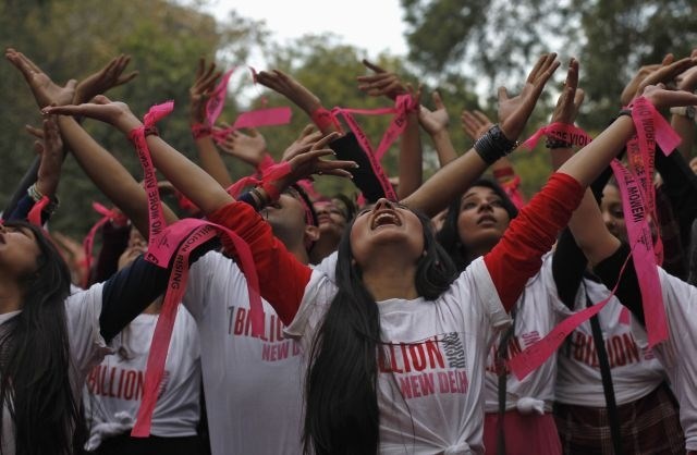 Indijke v New Delhiju, kjer so posilstva zelo pogosta, so v akciji sodelovale v ogromnem številu. (foto: Reuters) 