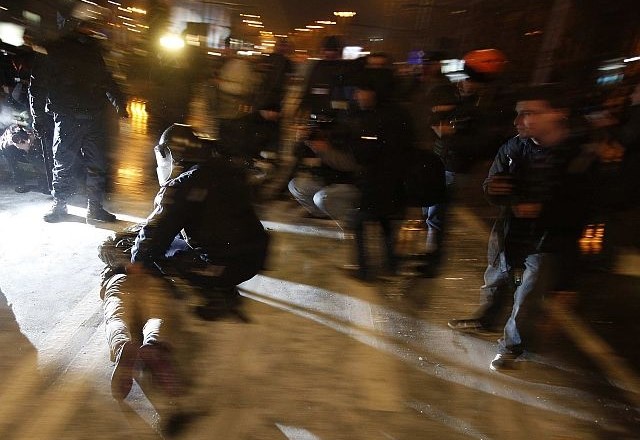 Prizor z včerajšnjega protesta, ko je posredovala policija. (foto: Reuters) 