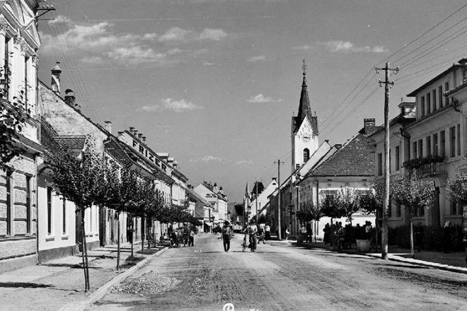 Približno 80 let stara razglednica Brežic kaže, da se podoba glavne mestne ulice do danes, če spregledamo parkirane...