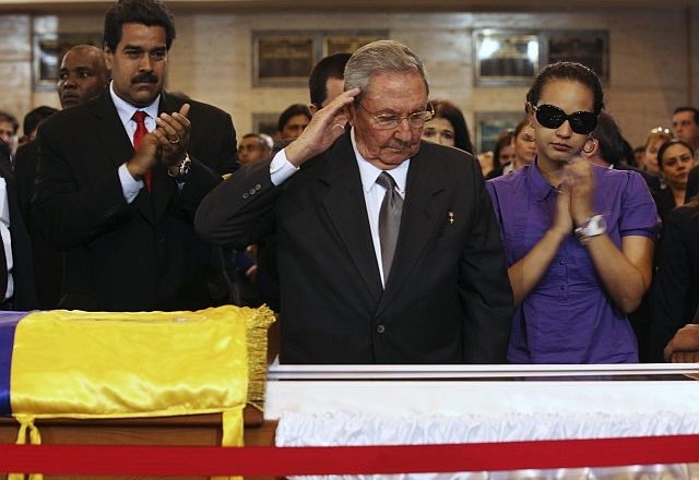 Kubanski predsednik Raul Castro se je takole poslovil od pokojnega Chaveza (foto: Reuters) 