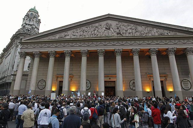 Pred metropolitansko katedralo v Buenos Airesu. (foto: Reuters) 