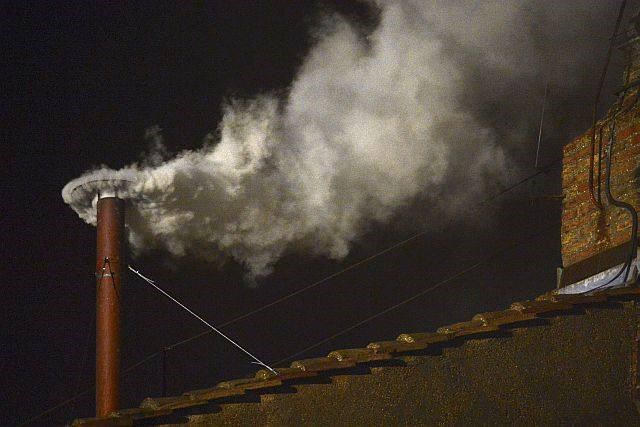 Takole se je pokadilo iz dimnika. (foto: Reuters) 