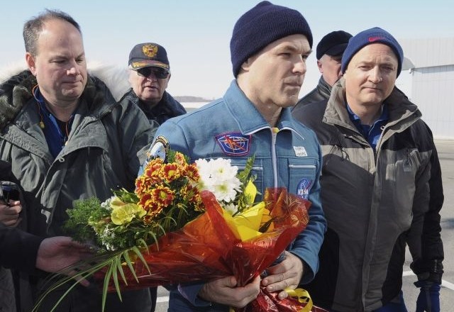 Foto: Astronavti z ISS so uspešno pristali v kazahstanski stepi