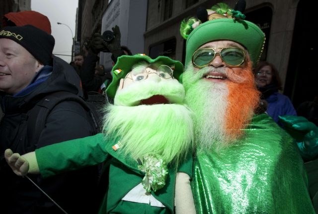 Foto: Čaščenje “zelenega” svetnika Irske, ki je bil v resnici “moder” Škot