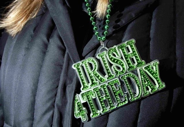 Foto: Čaščenje “zelenega” svetnika Irske, ki je bil v resnici “moder” Škot