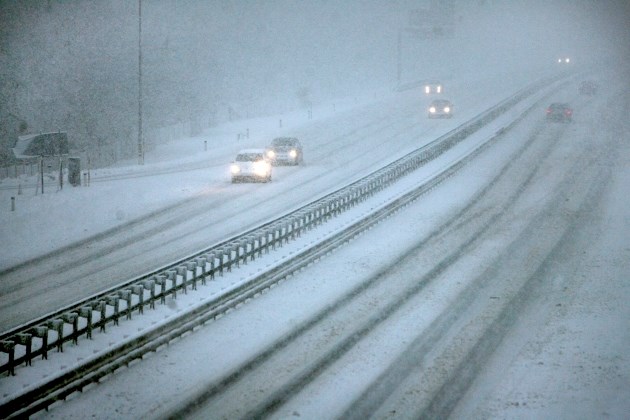 Močno sneženje in sneg na cesti ovirata promet na primorski avtocesti. (Slika je simbolična.) 