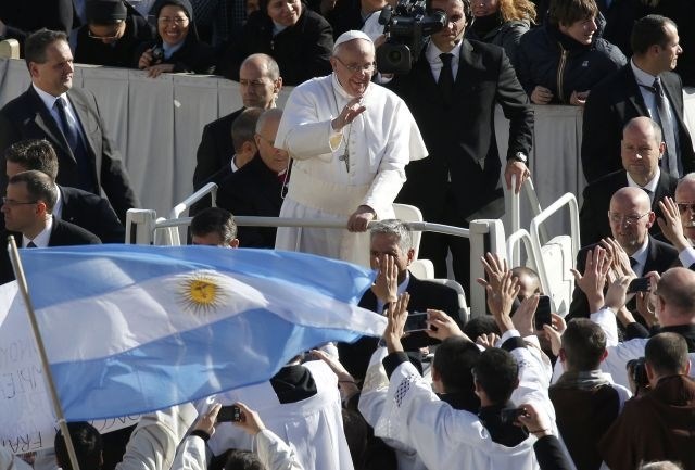 Papež pozdravlja množico. (Foto: Reuters) 
