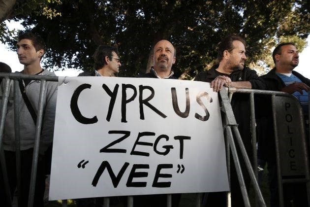 Pred parlamentarno palačo v Nikoziji se je včeraj zbrala skupina protestnikov, ki so protestirali proti mednarodni finančni...