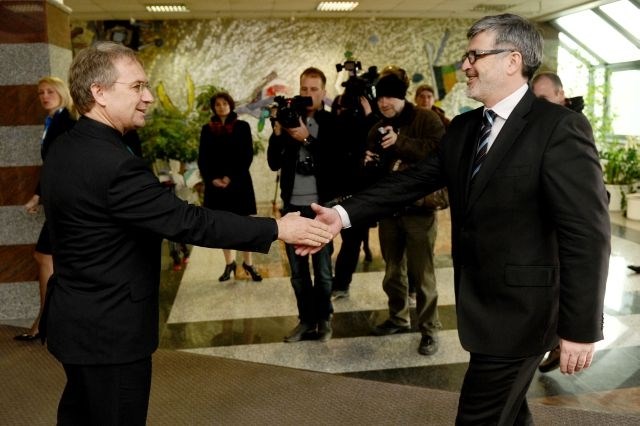 Aleš Hojs je predal posle novemu ministru za obrambo Romanu Jakiču. 