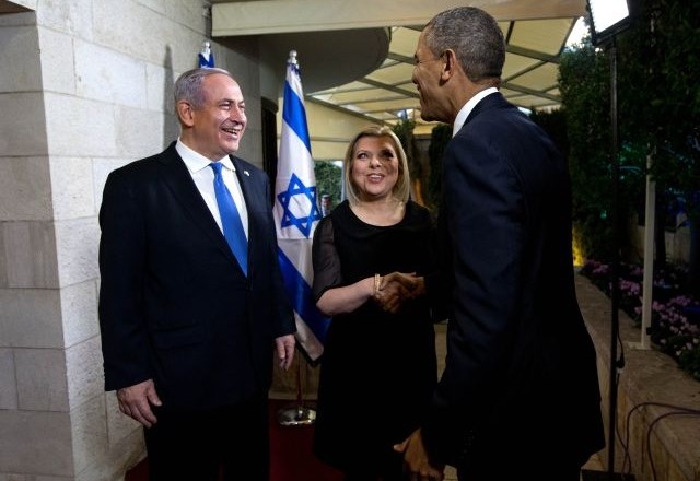 Obama na srečanju sz izraelskim premierjem Benjaminom Netanjahujem in njegovo soprogo Saro. (foto: Reuters) 