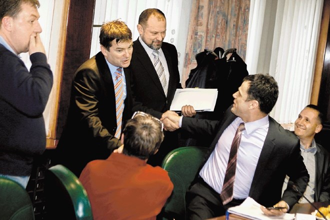 Predsednik upravnega odbora OZS Janez Kaker in predsednik OZS Alojz Kovšca (stojita na desni strani) sta se s člani upravnega...