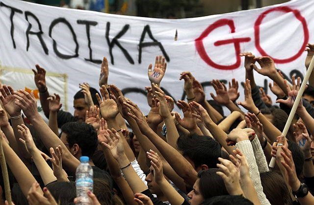 »Trojka ven iz Cipra,« piše na transparentih, ki jih nosijo besni študenti. (foto: Reuters) 