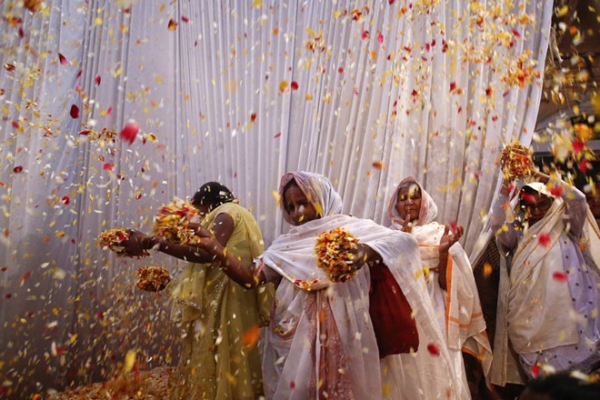 Foto: Hindujci z izbruhom barv in kresi proslavljajo konec zimske sivine