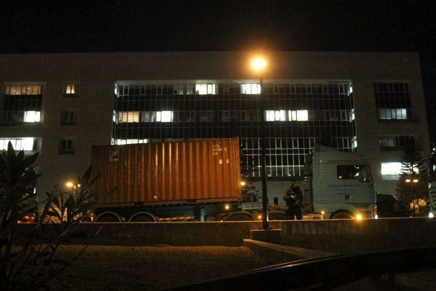 Ponoči so bankam s policijsko zaščito s kamioni dostavili svež denar.  Foto: Reuters 