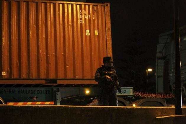 Ponoči so bankam s policijsko zaščito s kamioni dostavili svež denar.  Foto: Reuters 