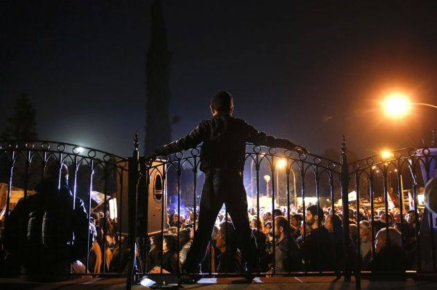 Zvečer so v centru prestolnice potekale demonstracije proti varčevalnim ukrepom.  Foto: Reuters 