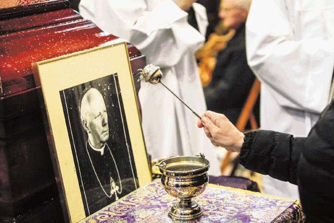 Po  53 letih od smrti škof Rožman počiva v slovenski zemlji. 