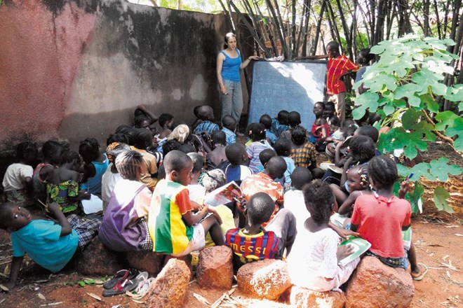 Vesna Gorenc je tri mesece prostovoljno delala v Burkina Fasu, kjer je v okviru društva Kafuli učila otroke in opravljala...