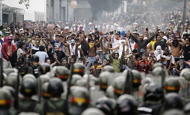 Podporniki Caprilesa so včeraj nasilno protestirali. (foto: Reuters) 