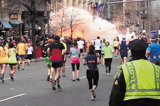 Ko so se zadnji tekači maratona bližali cilju, sta ob progi med množico eksplodirali bombi. 