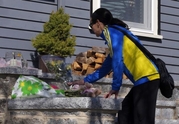 Tekačica, ki se je udeležila bostonskega maratona, Megan Cloke je položila rože pred dom družine 8-letnega otroka, žrtve ene...
