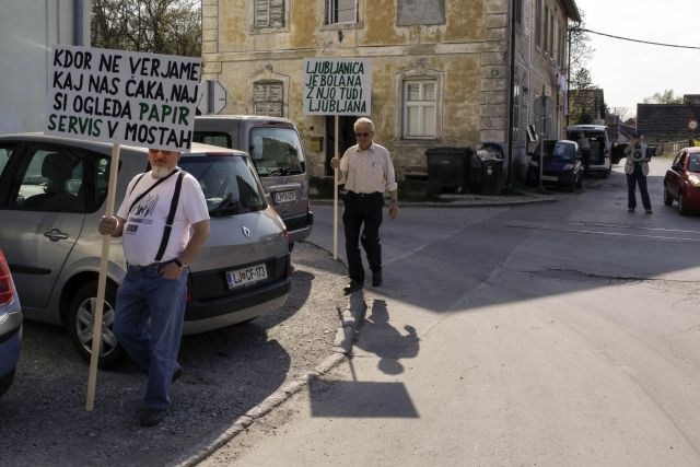 Foto: Zaradi podgan in hrupa v Vevčah prva vstaja proti priselitvi Papir Servisa iz Most